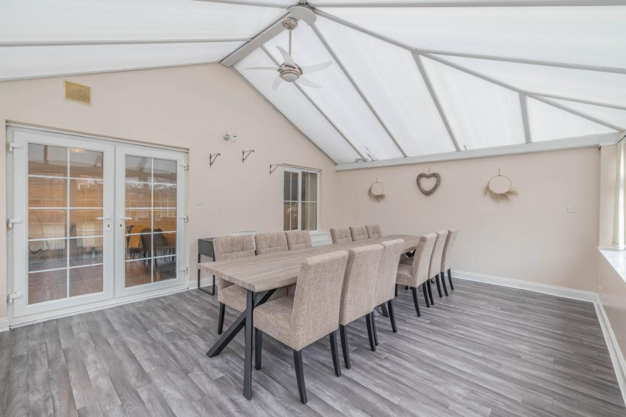Вилла Contractors/Large Groups - House Бирмингем Экстерьер фото